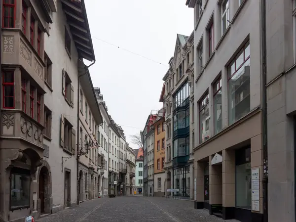 St. GALLEN - SWitzERLAND 19 Ocak 2025 İsviçre 'nin St. Gallen kentindeki büyüleyici ve tarihi bir caddenin aşağısında