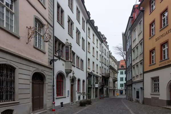 St. GALLEN - SWitzERLAND 19 Ocak 2025 İsviçre 'nin St. Gallen kentindeki büyüleyici ve tarihi bir caddenin aşağısında