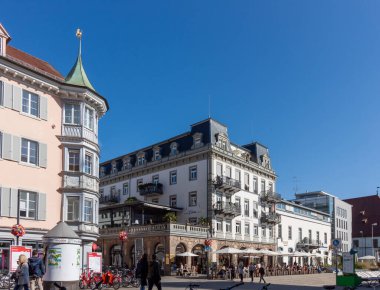 KONSTANZ, GERMANY - 24 Eylül 2023 Konstanz, Almanya 'da hareketli bir meydanın canlı ve güneşli bir görüntüsü