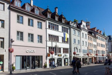 KONSTANZ, GERMANY - 24 Eylül 2023 Konstanz, Almanya 'da hareketli bir meydanın canlı ve güneşli bir görüntüsü