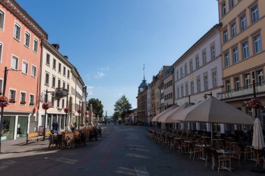 KONSTANZ, GERMANY - 24 Eylül 2023: Parlak, güneşli bir günde Almanya 'nın Konstanz (Constance) kentindeki büyüleyici bir yaya caddesinin geniş açılı görüntüsü