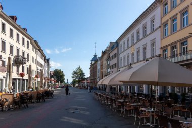KONSTANZ, GERMANY - 24 Eylül 2023: Parlak, güneşli bir günde Almanya 'nın Konstanz (Constance) kentindeki büyüleyici bir yaya caddesinin geniş açılı görüntüsü