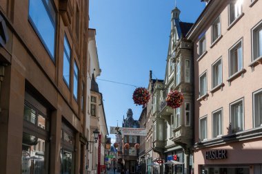 KONSTANZ, GERMANY - 24 Eylül 2023: Parlak, güneşli bir günde Almanya 'nın Konstanz (Constance) kentindeki büyüleyici bir yaya caddesinin geniş açılı görüntüsü