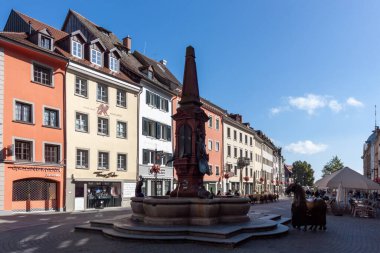 KONSTANZ, GERMANY - 24 EYLÜL 2023: Almanya 'nın eski Konstanz kentindeki tarihi Kaiserbrunnen Çeşmesi' nin güneşli manzarası