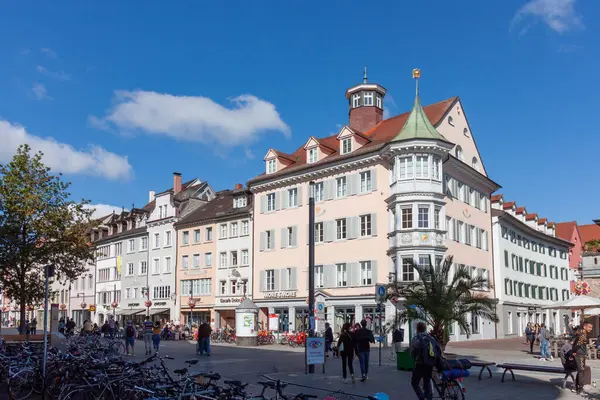 KONSTANZ, GERMANY - 24 Eylül 2023 Konstanz, Almanya 'da hareketli bir meydanın canlı ve güneşli bir görüntüsü