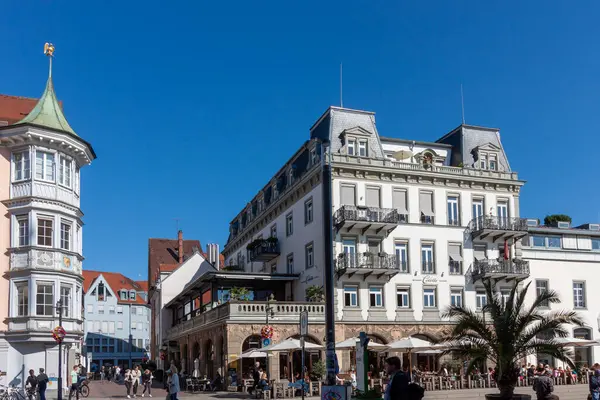 KONSTANZ, GERMANY - 24 Eylül 2023 Konstanz, Almanya 'da hareketli bir meydanın canlı ve güneşli bir görüntüsü