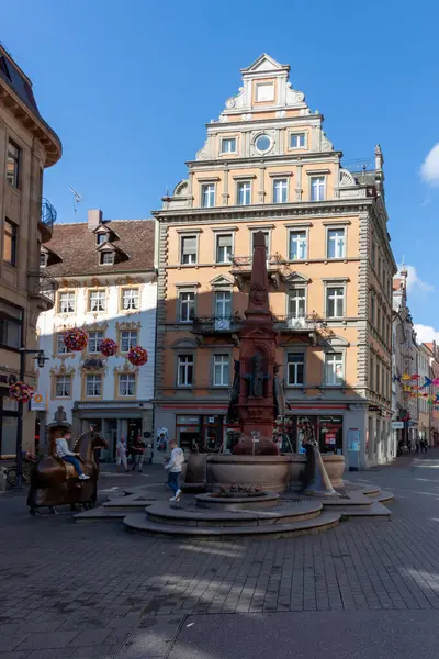 KONSTANZ, GERMANY - 24 EYLÜL 2023: Almanya 'nın eski Konstanz kentindeki tarihi Kaiserbrunnen Çeşmesi' nin güneşli manzarası