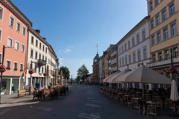 KONSTANZ, GERMANY - 24 Eylül 2023: Parlak, güneşli bir günde Almanya 'nın Konstanz (Constance) kentindeki büyüleyici bir yaya caddesinin geniş açılı görüntüsü