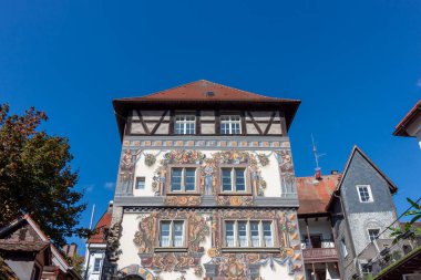 KONSTANZ, GERMANY - 24, 2023 SEPTEMBER: Açık mavi gökyüzü altında, Almanya 'nın Konstanz (Constance) şehrinde tarihi 