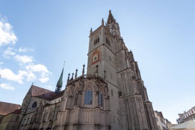 KONSTANZ, GERMANY - SEPTEMBER 24, 2023: Konstanz 'da Konstanz Minster' ın (Muenster unserer Lieben Frau) büyük Gotik cephesi (Constance)