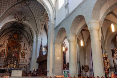 KONSTANZ, GERMANY - 24 SEPTEMBER 2023: Konstanz Minster 'ın (Muenster unserer Lieben Frau) engin ve dingin iç mimarisi, etkileyici Romanesk ve Gotik mimarisini gözler önüne seriyor
