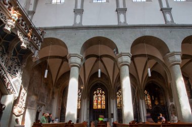 KONSTANZ, GERMANY - 24 SEPTEMBER 2023: Konstanz Minster 'ın (Muenster unserer Lieben Frau) engin ve dingin iç mimarisi, etkileyici Romanesk ve Gotik mimarisini gözler önüne seriyor