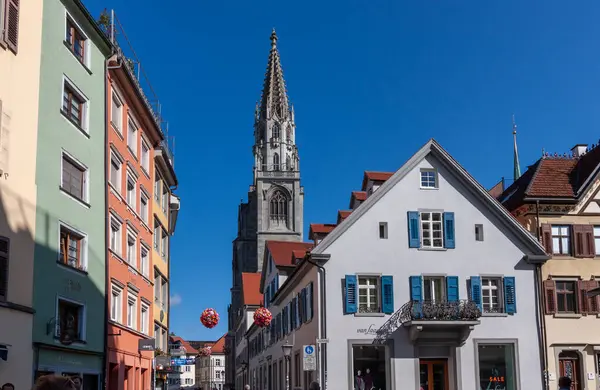 KONSTANZ, GERMANY - 24 Eylül 2023 Konstanz (Constance), Almanya 'da canlı bir sokak sahnesi, açık mavi gökyüzü altında parlak güneş ışığı altında yıkandı