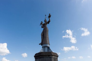 KONSTANZ, GERMANY - 24 Eylül 2023: Papa ve İmparator 'u temsil eden iki küçük fahişeyi temsil eden modern bronz heykel