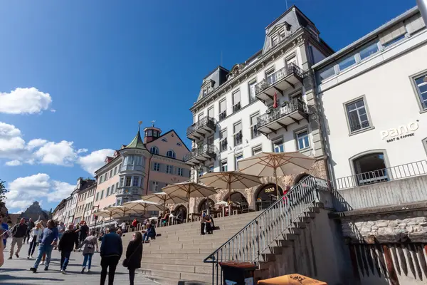 KONSTANZ, Almanya - 24 Eylül 2023 Konstanz 'da halka açık bir meydanda canlı, güneşli bir sahne