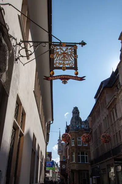 KONSTANZ, GERMANY - 24 Eylül 2023: Tarihi bir binanın beyaz cephesinden askıya alınmış, Almanya 'nın Konstanz kentindeki 