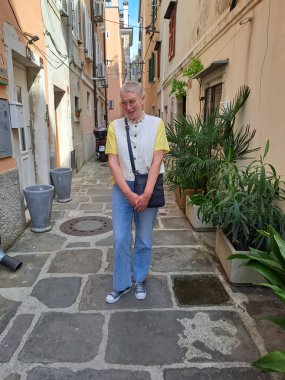 Turizm içeriği illüstrasyonu. Piran 'ın dar manzarasına güzel bir bakış. Slovenya Tatili, Mayıs 2025