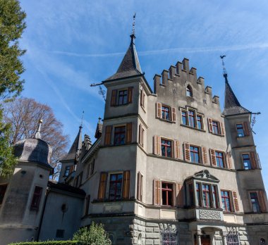 İsviçre 'nin Kreuzlingen kentindeki Seeburg Kalesi' nin görkemli manzarası, Constance Gölü 'nün sakin kıyılarında durmaktadır (Bodensee)