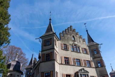 İsviçre 'nin Kreuzlingen kentindeki Seeburg Kalesi' nin görkemli manzarası, Constance Gölü 'nün sakin kıyılarında durmaktadır (Bodensee)