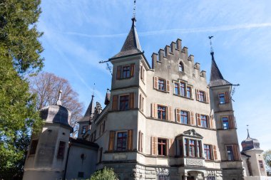 İsviçre 'nin Kreuzlingen kentindeki Seeburg Kalesi' nin görkemli manzarası, Constance Gölü 'nün sakin kıyılarında durmaktadır (Bodensee)