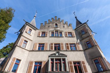 İsviçre 'nin Kreuzlingen kentindeki Seeburg Kalesi' nin görkemli manzarası, Constance Gölü 'nün sakin kıyılarında durmaktadır (Bodensee)