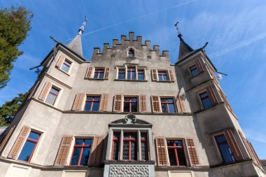 İsviçre 'nin Kreuzlingen kentindeki Seeburg Kalesi' nin görkemli manzarası, Constance Gölü 'nün sakin kıyılarında durmaktadır (Bodensee)