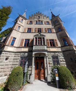 KREUZLINGEN, SWitzERLAND - 5 Nisan 2025: Kreuzlingen, İsviçre 'deki Seeburg Şatosu' nun görkemli manzarası, Constance Gölü 'nün sakin kıyılarında durmaktadır (Bodensee)