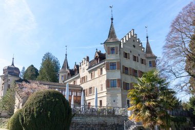İsviçre 'nin Kreuzlingen kentindeki Seeburg Kalesi' nin görkemli manzarası, Constance Gölü 'nün sakin kıyılarında durmaktadır (Bodensee)
