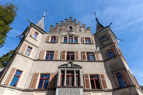 İsviçre 'nin Kreuzlingen kentindeki Seeburg Kalesi' nin görkemli manzarası, Constance Gölü 'nün sakin kıyılarında durmaktadır (Bodensee)