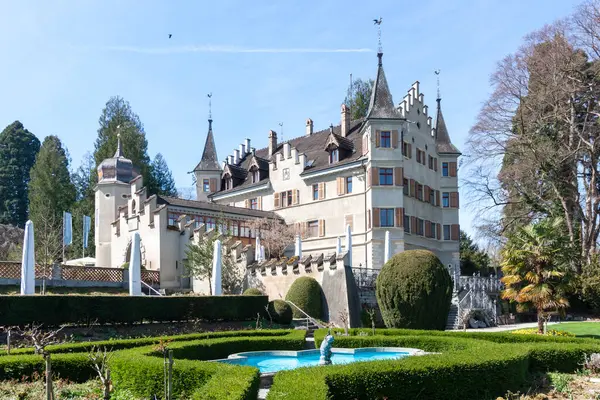İsviçre 'nin Kreuzlingen kentindeki Seeburg Kalesi' nin görkemli manzarası, Constance Gölü 'nün sakin kıyılarında durmaktadır (Bodensee)