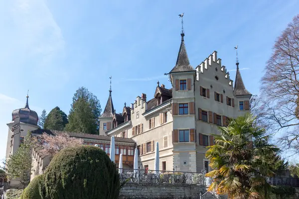 İsviçre 'nin Kreuzlingen kentindeki Seeburg Kalesi' nin görkemli manzarası, Constance Gölü 'nün sakin kıyılarında durmaktadır (Bodensee)