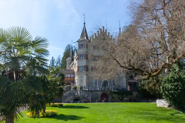 İsviçre 'nin Kreuzlingen kentindeki Seeburg Kalesi' nin görkemli manzarası, Constance Gölü 'nün sakin kıyılarında durmaktadır (Bodensee)