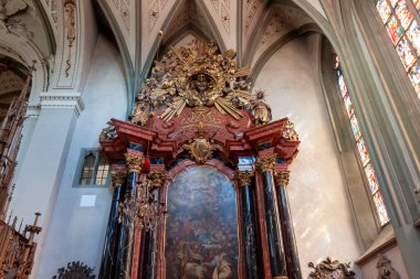 KONSTANZ, GERMANY - 5 Nisan 2025: Konstanz Minster 'ın (Muenster unserer Lieben Frau) süslü ve renkli iç mekanı
