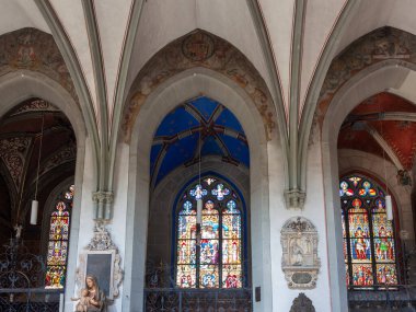 KONSTANZ, GERMANY - 5 Nisan 2025: Konstanz Minster 'ın (Muenster unserer Lieben Frau) süslü ve renkli iç mekanı