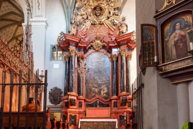 KONSTANZ, GERMANY - 5 Nisan 2025: Konstanz Minster 'ın (Muenster unserer Lieben Frau) süslü ve renkli iç mekanı