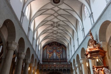 KONSTANZ, GERMANY - 5 Nisan 2025: Konstanz Minster 'ın (Muenster unserer Lieben Frau) süslü ve renkli iç mekanı