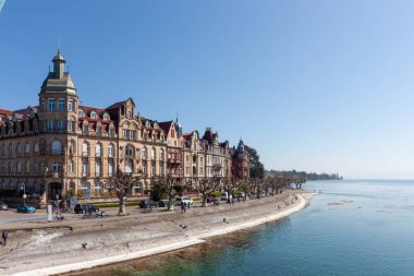 Almanya 'nın Konstanz kentinde, Constance Gölü' nün (Bodensee) sakin kıyıları boyunca uzanan tarihi rıhtım sahasının geniş, pitoresk bir manzarası.)