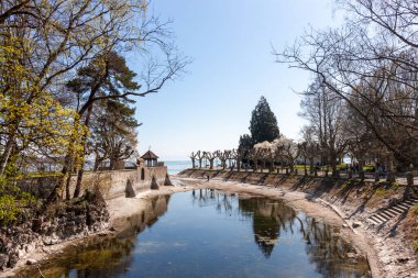 Konstanz (Constance), Almanya 'da, Constance Gölü boyunca uzanan tarihi liman manzarası (Bodensee)