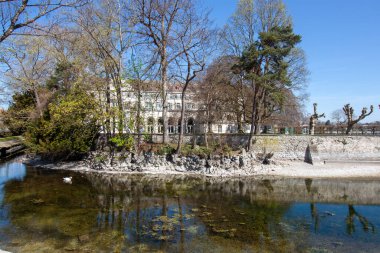 Constance Gölü (Bodensee) kıyıları boyunca sakin bir manzara, su seviyesinin düşük olması nedeniyle göl yatağının bir kısmını açığa çıkaran, su hattı boyunca kıvrımlı tarihi bir taş ihtiva etmektedir.
