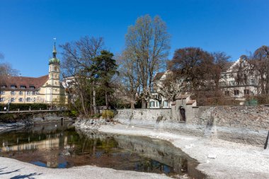 Konstanz (Constance), Almanya 'da sakin ve tarihi bir kanal sahnesi, açık mavi gökyüzü altında klasik Avrupa mimarisini sergiliyor