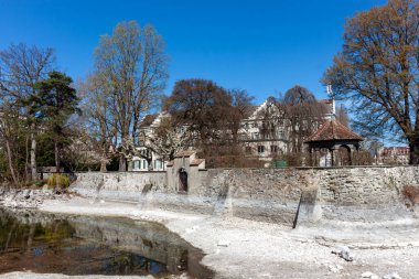 Constance Gölü (Bodensee) kıyıları boyunca sakin bir manzara, su seviyesinin düşük olması nedeniyle göl yatağının bir kısmını açığa çıkaran, su hattı boyunca kıvrımlı tarihi bir taş ihtiva etmektedir.