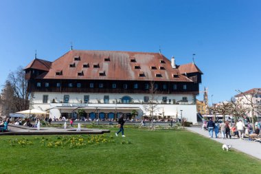 KONSTANZ, GERMANY - 5 Nisan 2025: Konstanz Minster 'ın (Muenster unserer Lieben Frau) süslü ve renkli iç mekanı
