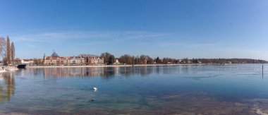 Nefes kesici bir panoramik manzara, Almanya 'nın Constance Gölü boyunca Konstanz' ın (Constance) pitoresk limanını yakalar.