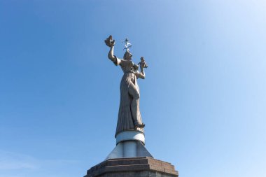 KONSTANZ, GERMANY - 5 Nisan 2025: İkonik Imperia heykeli, Almanya 'nın Konstanz (Constance) limanındaki açık mavi gökyüzüne karşı görkemli bir şekilde duruyor