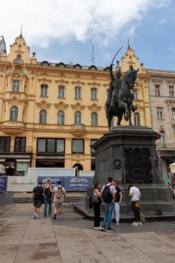 ZAGREB, CROATIA - 22 Mayıs 2025: Ban Josip Jelasich 'in ikonik binicilik heykeli, önemli bir tarihi şahsiyet, klasik Avrupa mimarisinin arka planına karşı gururla önplanda duruyor