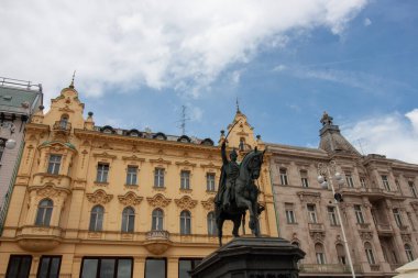 ZAGREB, CROATIA - 22 Mayıs 2025: Ban Josip Jelasich 'in ikonik binicilik heykeli, önemli bir tarihi şahsiyet, klasik Avrupa mimarisinin arka planına karşı gururla önplanda duruyor