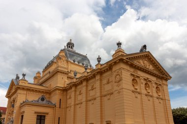 ZAGREB, CROATIA - 22 Mayıs 2025: Hırvatistan 'ın Zagreb kentindeki görkemli Sanat Pavyonu bulutlu bir gökyüzünün altında görkemli bir şekilde duruyor