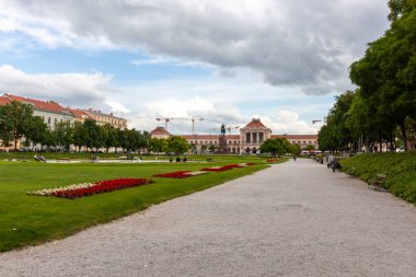 ZAGREB, CROATIA - 22 Mayıs 2025: Hırvatistan 'ın Zagreb kentindeki güzel bir şehir parkının geniş ve manzaralı bir manzarası