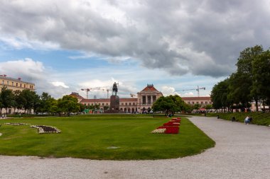 ZAGREB, CROATIA - 22 Mayıs 2025: Hırvatistan 'ın Zagreb kentindeki güzel bir şehir parkının geniş ve manzaralı bir manzarası