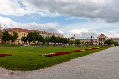 ZAGREB, CROATIA - 22 Mayıs 2025: Hırvatistan 'ın Zagreb kentindeki güzel bir şehir parkının geniş ve manzaralı bir manzarası